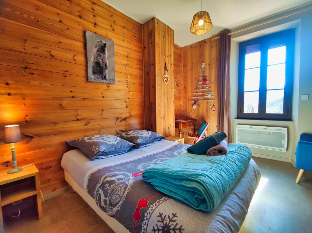 Le Sapin Rouge - Restaurant - Bar - Chambres D'Hotes Artigues  ภายนอก รูปภาพ