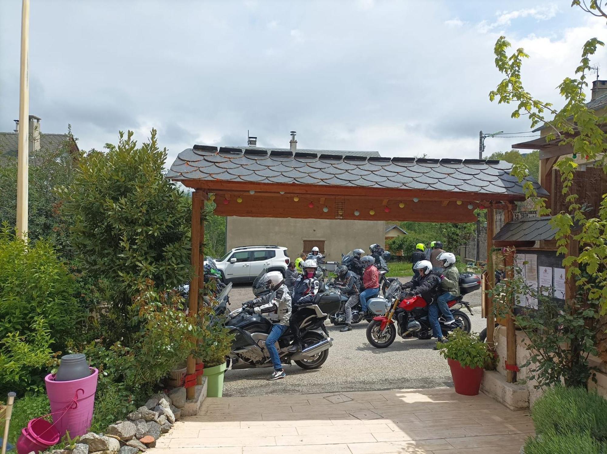 Le Sapin Rouge - Restaurant - Bar - Chambres D'Hotes Artigues  ภายนอก รูปภาพ