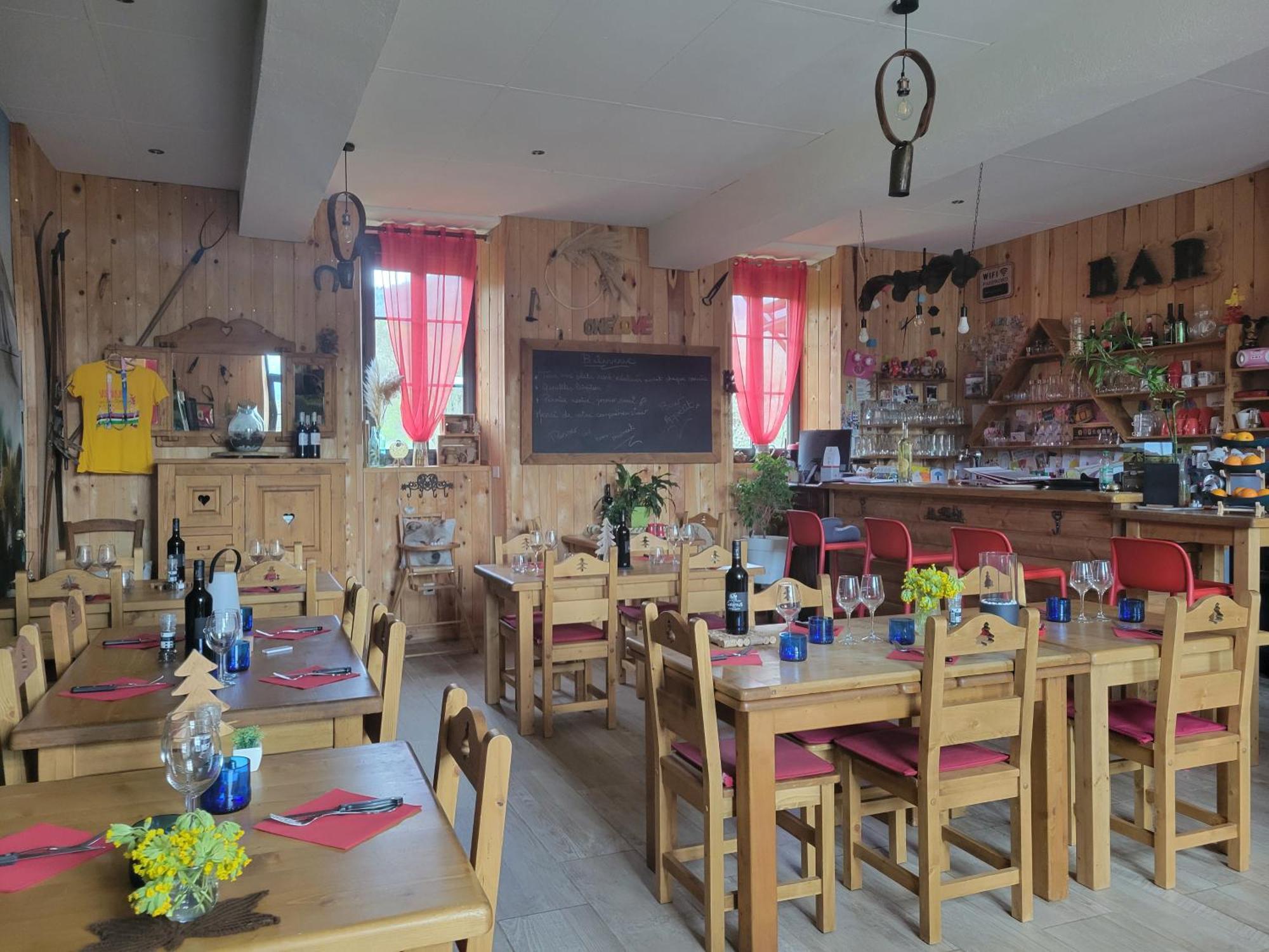 Le Sapin Rouge - Restaurant - Bar - Chambres D'Hotes Artigues  ภายนอก รูปภาพ